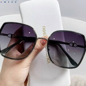 Chic Gradient Black Sunglasses